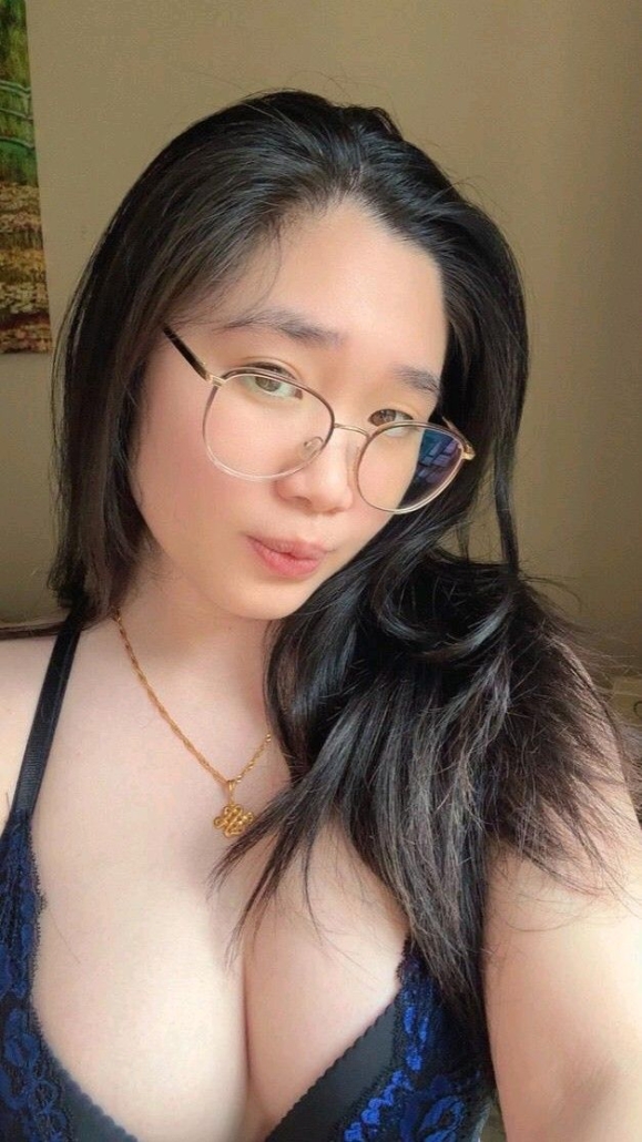"Terapis Viola Massage yang ramah dan berpengalaman, siap memberikan layanan pijat panggilan di Palembang"